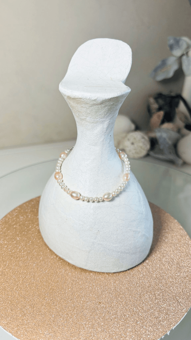Bracelet de perles de Culture blanche et saumon. Perles et apprêts en argent 925/1000.