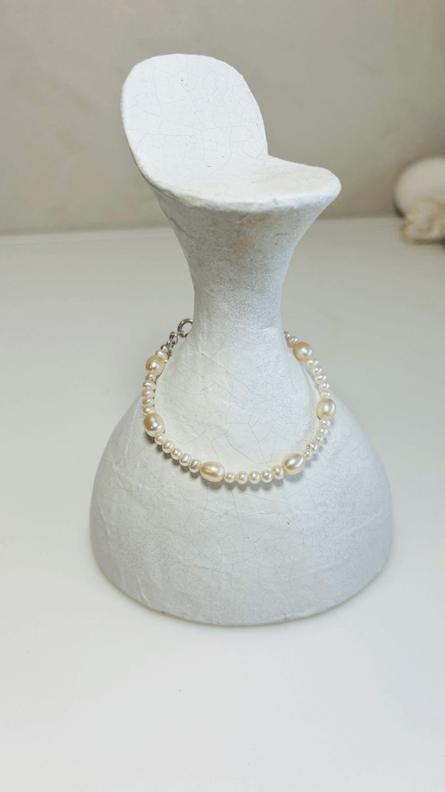 Bracelet de perles de Culture blanche et saumon. Perles et apprêts en argent 925/1000.