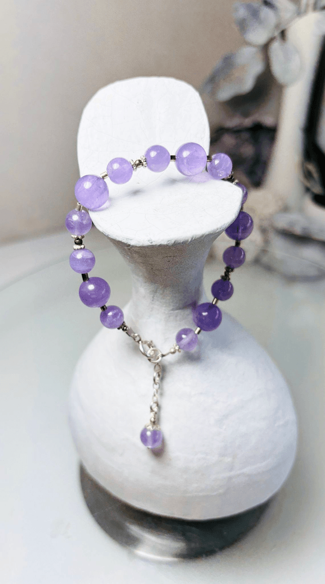 Bracelet d' améthystes lavande et perles d'argent.