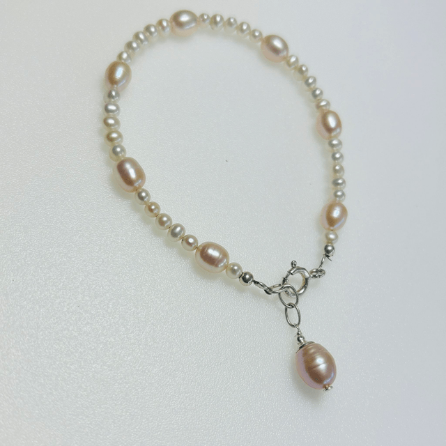 Bracelet de perles de Culture blanche et saumon. Perles et apprêts en argent 925/1000.