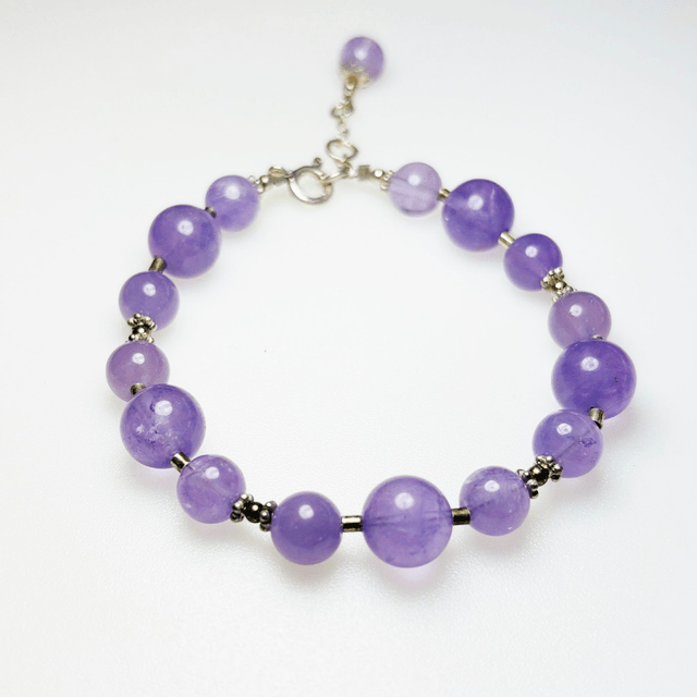 Bracelet d' améthystes lavande et perles d'argent.