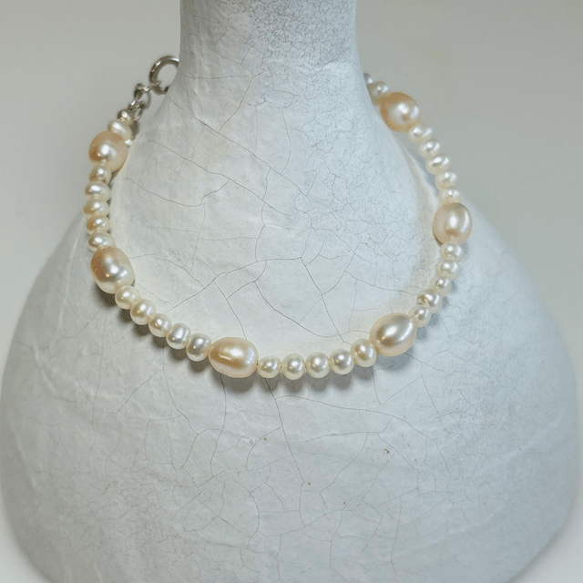 Bracelet de perles de Culture blanche et saumon. Perles et apprêts en argent 925/1000.