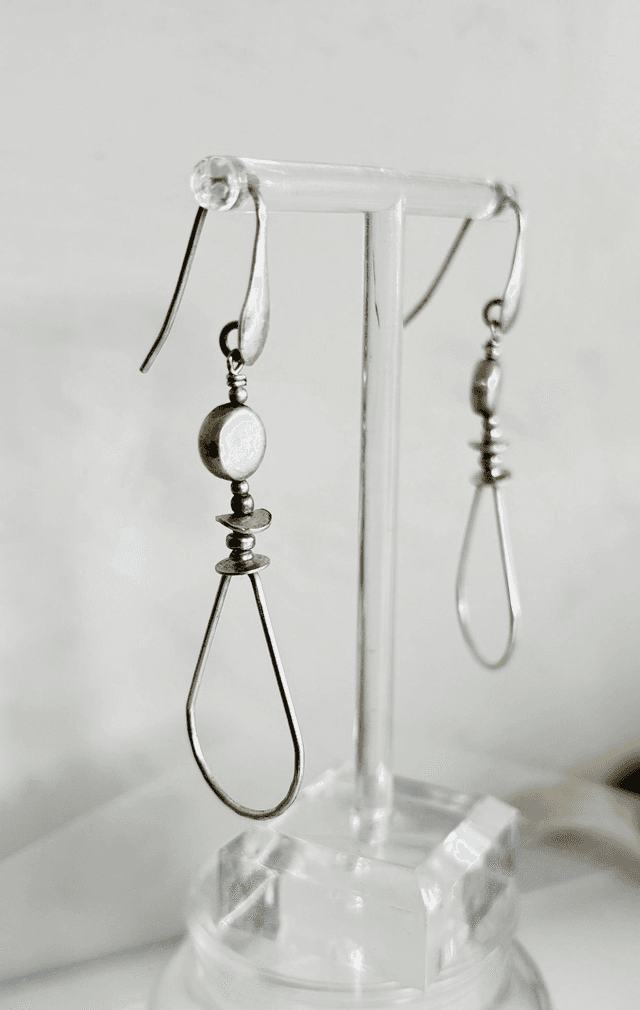 Boucles d&#039;oreille en argent, goutte lisse Cowboy.