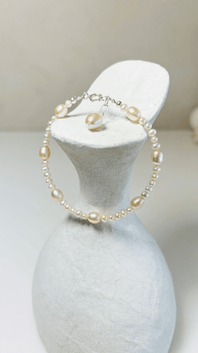 Bracelet de perles de Culture blanche et saumon. Perles et apprêts en argent 925/1000.